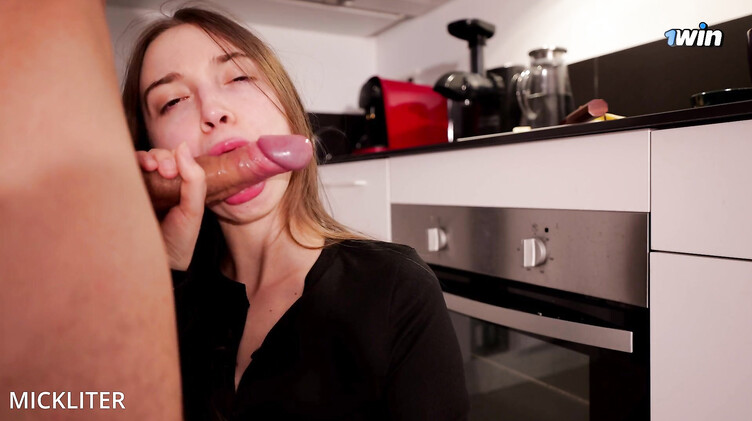 Любительское порно: Русская девушка глубоко сосет хуй бойфренда посреди кухни на коленях