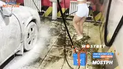 мойщица машин работает на автомойке