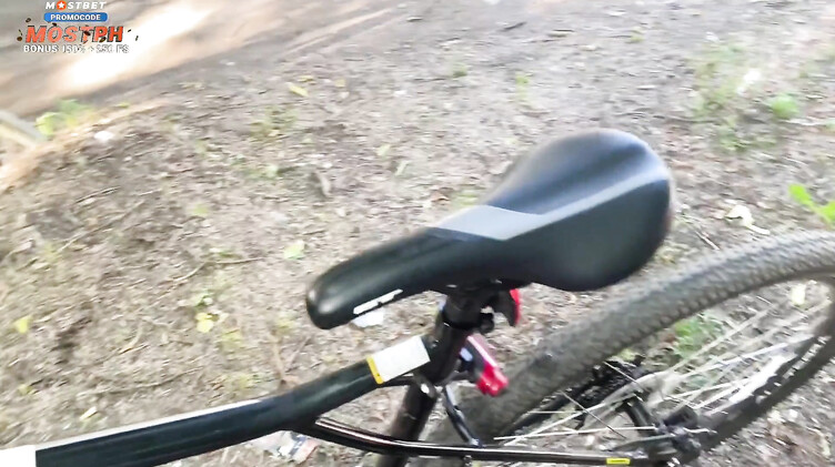 Любительское порно: Велосипедист помог русской незнакомке с ремонтом велика и трахнул ее в лесу