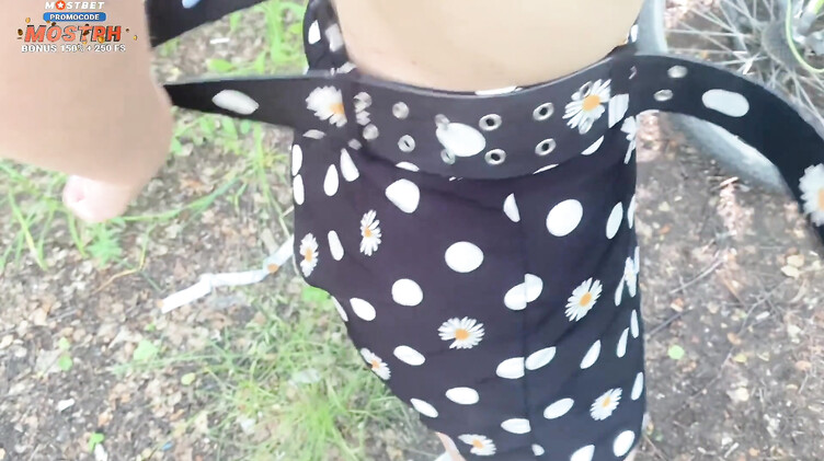 Велосипедист помог русской незнакомке с ремонтом велика и трахнул ее в лесу