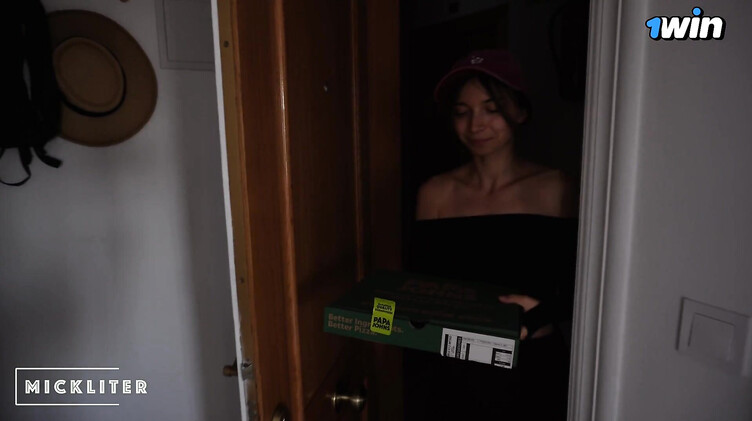 Девушка курьер вынуждена сосать член клиента за съеденную ею пиццу