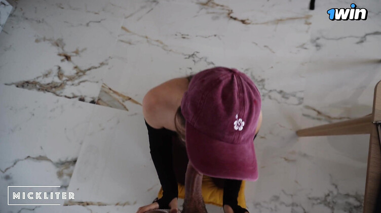 Девушка курьер вынуждена сосать член клиента за съеденную ею пиццу