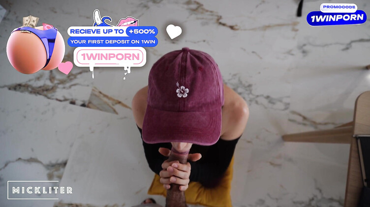 Девушка курьер вынуждена сосать член клиента за съеденную ею пиццу