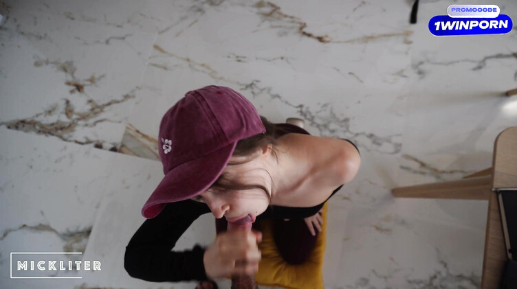 Курьер: Девушка курьер вынуждена сосать член клиента за съеденную ею пиццу