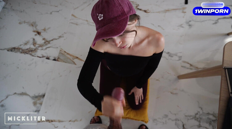 Девушка курьер вынуждена сосать член клиента за съеденную ею пиццу