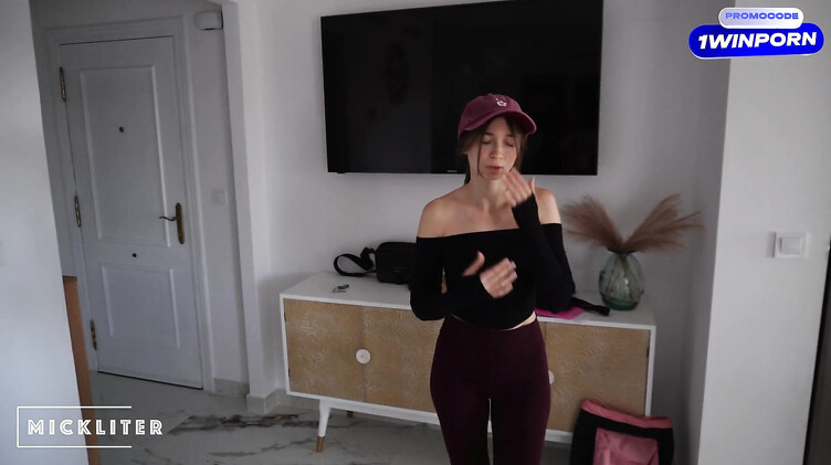 Девушка курьер вынуждена сосать член клиента за съеденную ею пиццу