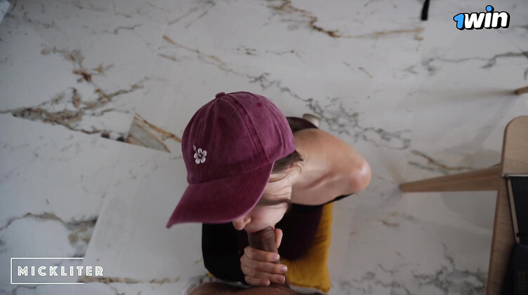 Камшоты: Девушка курьер вынуждена сосать член клиента за съеденную ею пиццу