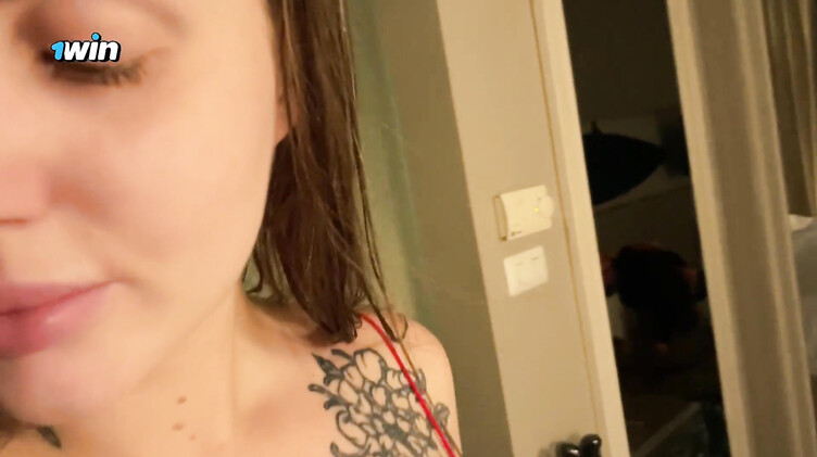 Русская шлюшка заманила незнакомца в номер отеля и отсосала ему член с финишем в рот