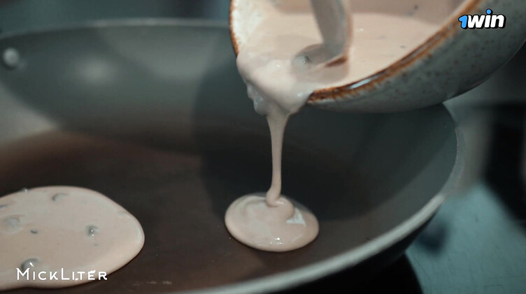 Утренний секс: Горячий утренний трах на кухне вместо завтрака