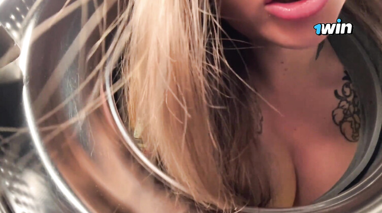 Красивые попки: Сосед трахнул раком застрявшую в стиралке девушку с татуировками