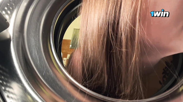 Любительское порно: Сосед трахнул раком застрявшую в стиралке девушку с татуировками