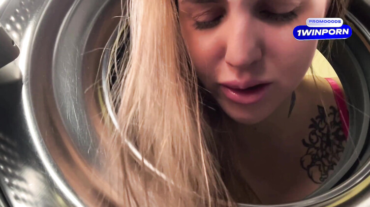 Красивые попки: Сосед трахнул раком застрявшую в стиралке девушку с татуировками