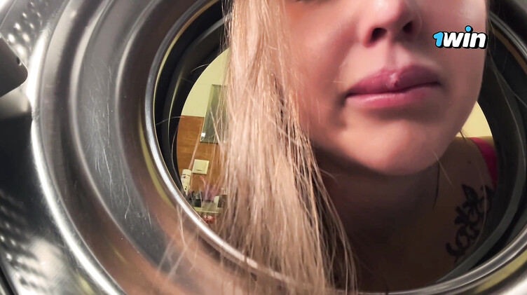 Любительское порно: Сосед трахнул раком застрявшую в стиралке девушку с татуировками