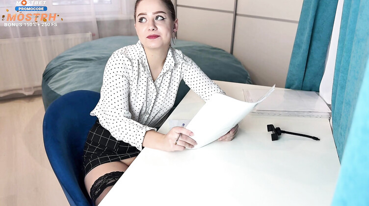 В чулках: Директор наказывает секретаршу раком и кончает на анус за банкротство