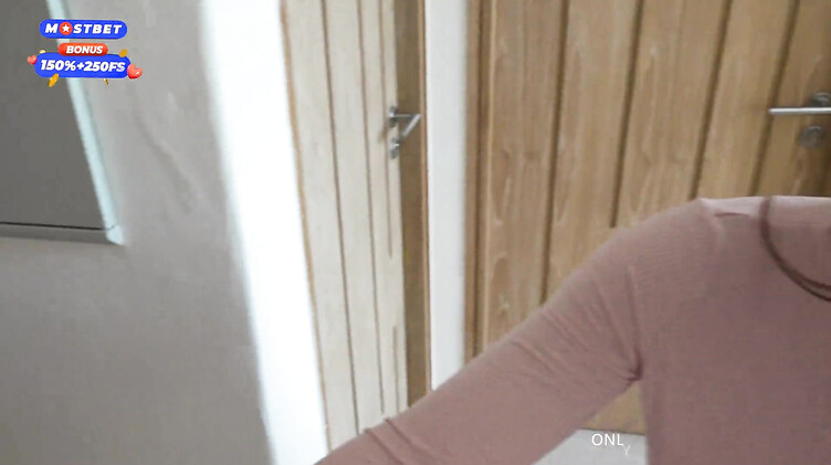 Попросила спрятать ее от полиции и взамен отплатила сексом