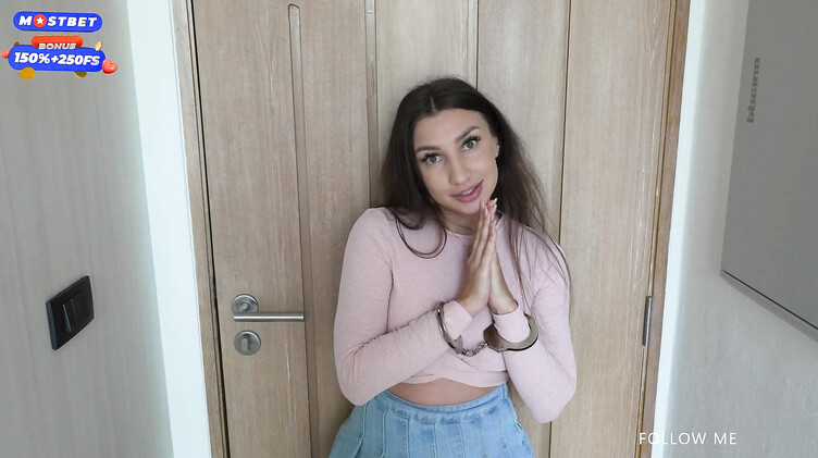 Попросила спрятать ее от полиции и взамен отплатила сексом