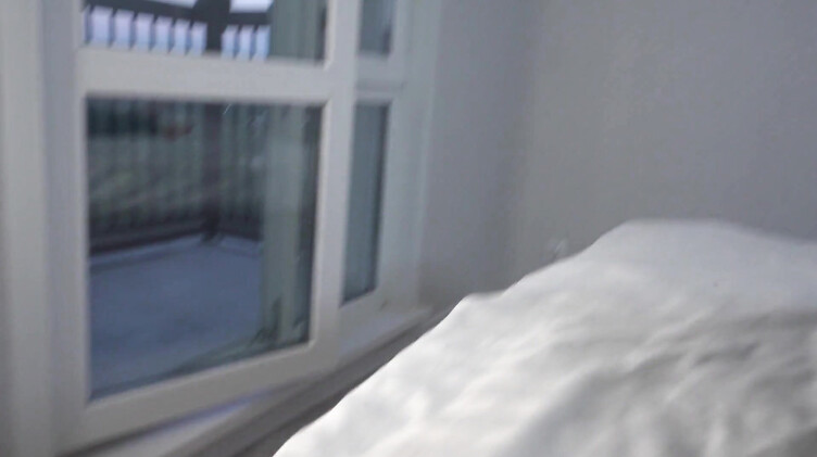 Гибкая девушка: Клиент ебет девушку сантехника с закинутыми за голову ногами