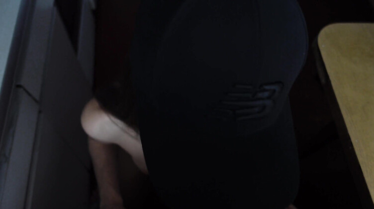 Трахает русскую телку в бейсболке и спортивном костюме на кухне по-быстрому