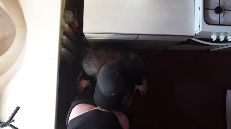 Трахает русскую телку в бейсболке и спортивном костюме на кухне по-быстрому