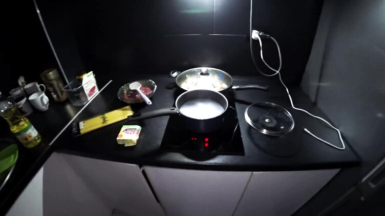 Трахает чужую русскую жену в жопу, пока она готовит мужу ужин