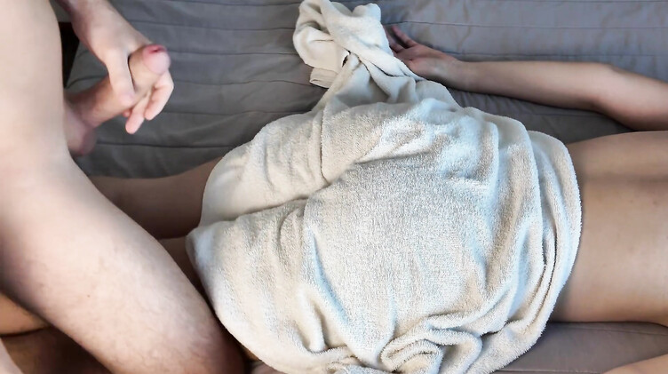 Возбужденный пасынок после массажа трахает мачеху с красивой задницей