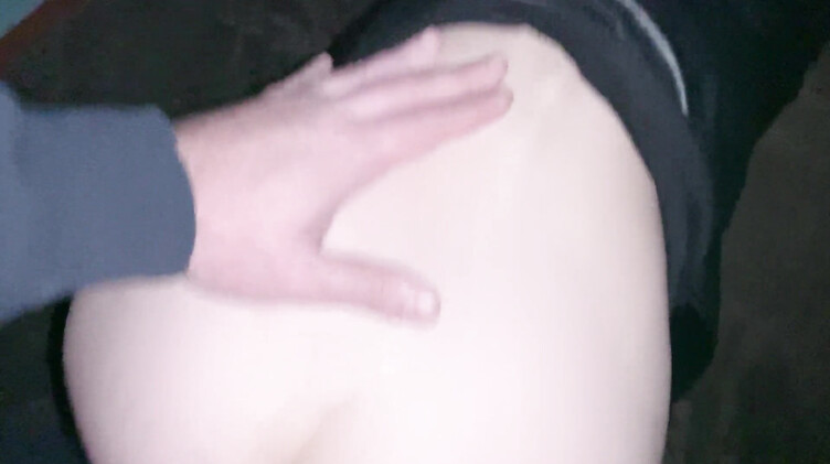 В одежде: Экстремальный анальный секс в подъезде с девушкой в кожаной куртке