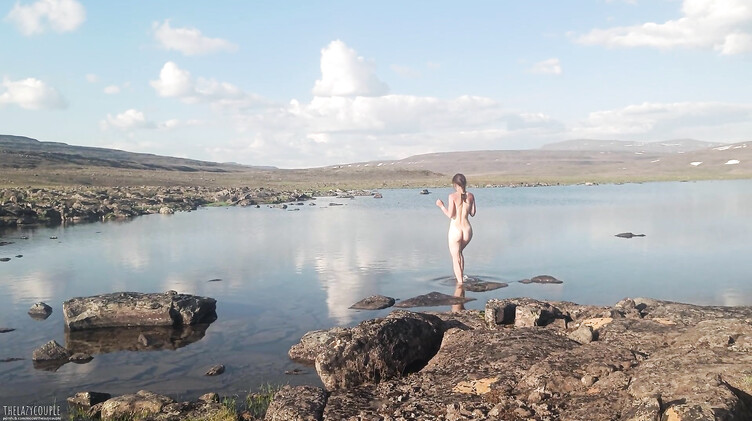 Любительское порно: Туристка отсасывает член в горах в палатке и глотает сперму