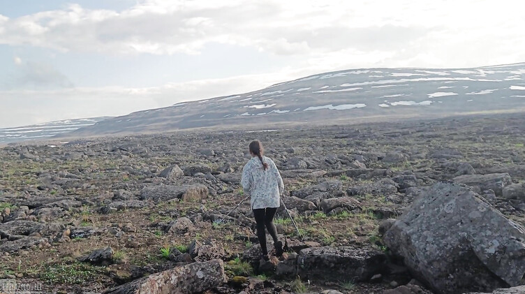 Туристка отсасывает член в горах в палатке и глотает сперму