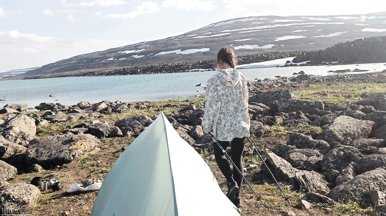 Завязанные глаза: Туристка отсасывает член в горах в палатке и глотает сперму