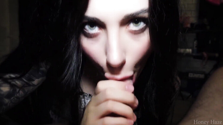 Глубокий минет: Начали с нежного минета, закончили трахом в горло и в жопу