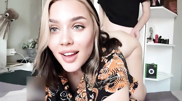 Селфи: Прикольная девушка снимает на селфи камеру домашний секс в позе собачки