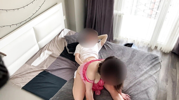 Русское порно: Неверная русская жена попалась на скрытую камеру на члене любовника