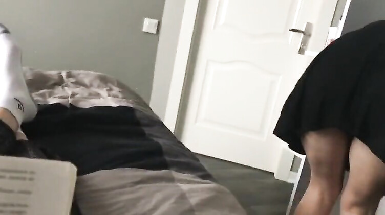 Наездница: Молчаливая горничная без трусиков трахается в спальне с работодателем