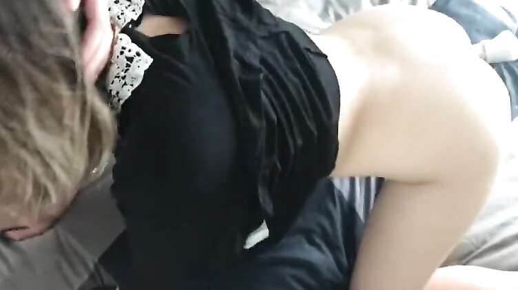 Красивые попки: Молчаливая горничная без трусиков трахается в спальне с работодателем