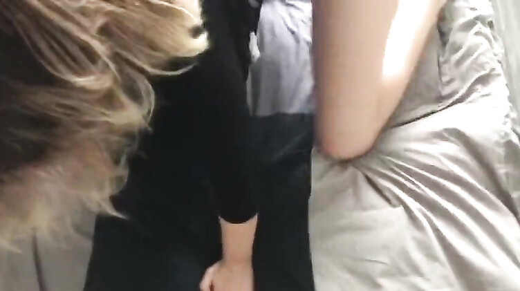 Молчаливая горничная без трусиков трахается в спальне с работодателем