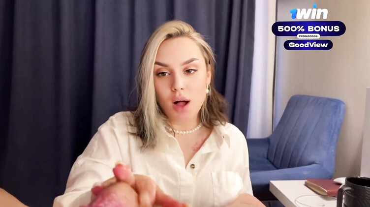 Одетая красивая мачеха вручную дрочит член своего голого пасынка