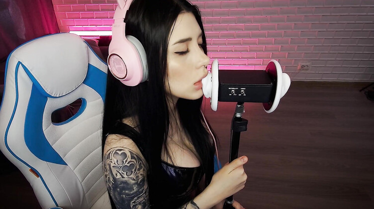 Чарующие звуки нежного минета от красивой АСМР модели с длинными волосами