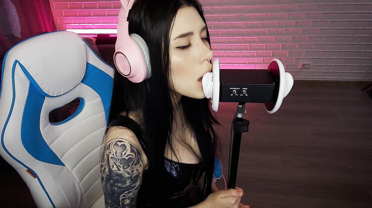 Красотки: Чарующие звуки нежного минета от красивой АСМР модели с длинными волосами