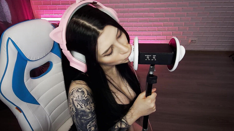 Любительское порно: Чарующие звуки нежного минета от красивой АСМР модели с длинными волосами