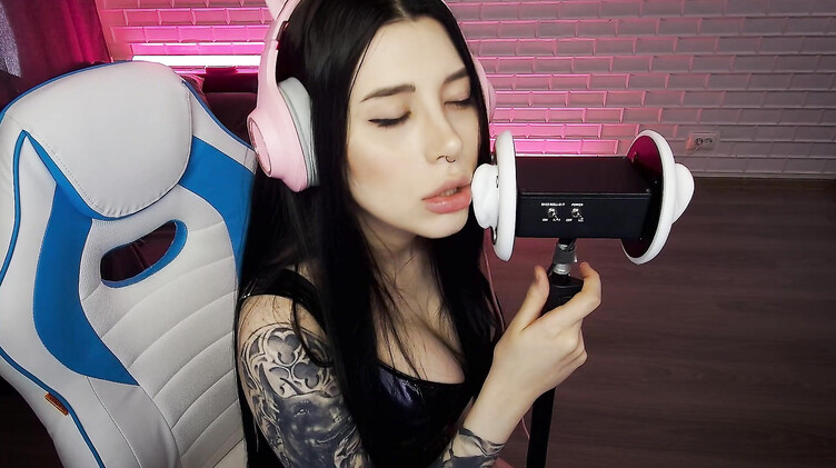 Чарующие звуки нежного минета от красивой АСМР модели с длинными волосами