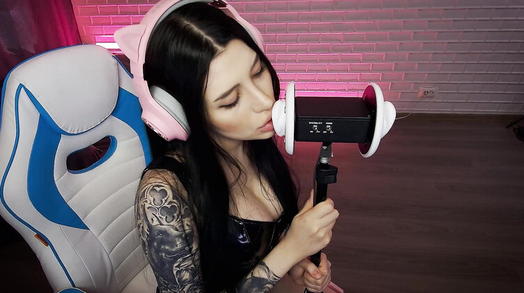 Любительское порно: Чарующие звуки нежного минета от красивой АСМР модели с длинными волосами