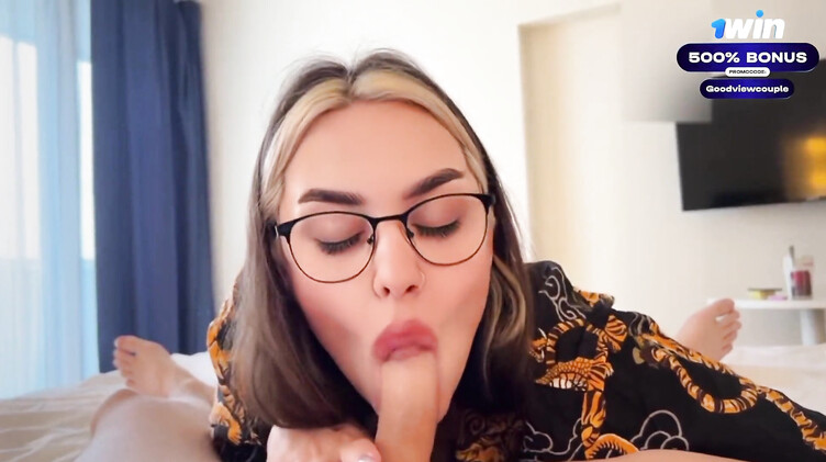 Большие жопы: Симпатичная девушка в очках после минета оседлала член своего бойфренда