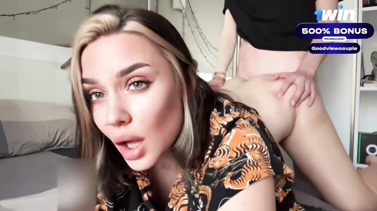 Красивая девушка после расставания с парнем занялась сексом со сводным братом