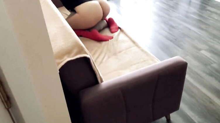 Дрочка члена: Парень застукал за мастурбацией соседку с красивой попой и выебал на диване