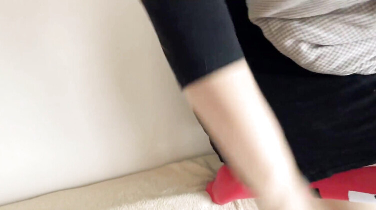 Парень застукал за мастурбацией соседку с красивой попой и выебал на диване