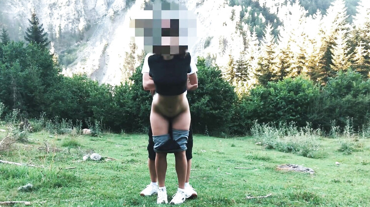 Студентка в лосинах и ее парень занялись любительским сексом на природе