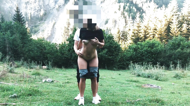 Красивые попки: Студентка в лосинах и ее парень занялись любительским сексом на природе