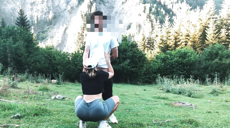 Студентка в лосинах и ее парень занялись любительским сексом на природе