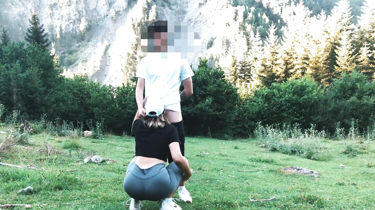 Студентка в лосинах и ее парень занялись любительским сексом на природе