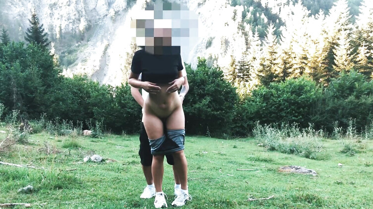 В лесу: Студентка в лосинах и ее парень занялись любительским сексом на природе